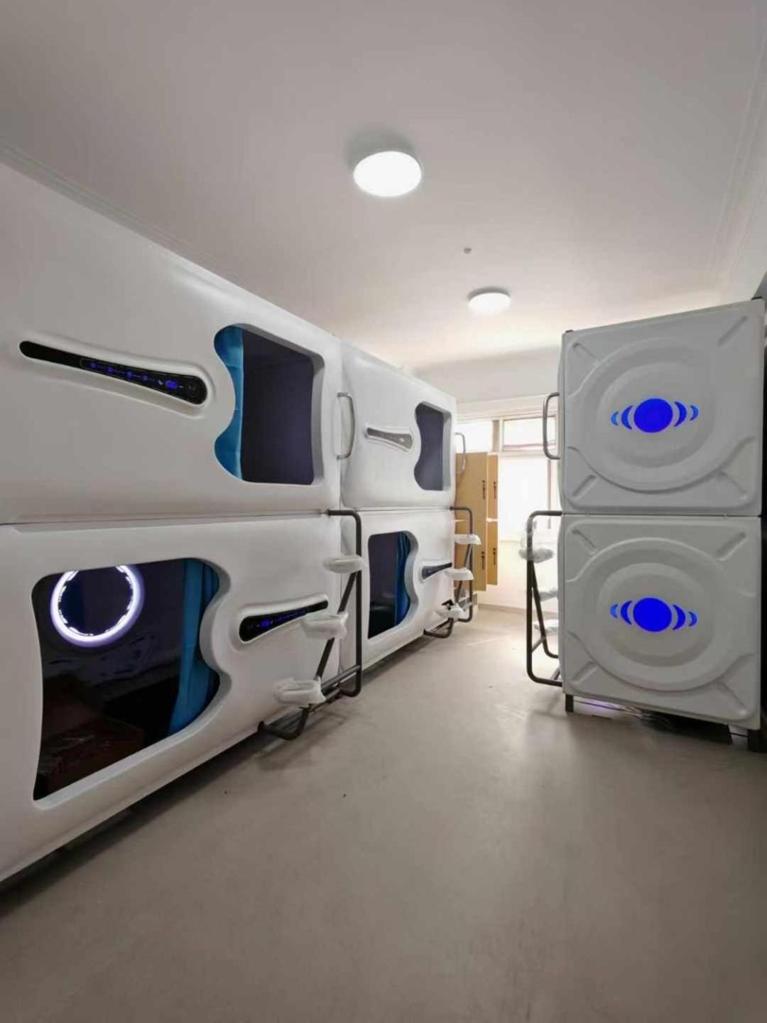 Hostel Space Capsule Madrid Bagian luar foto