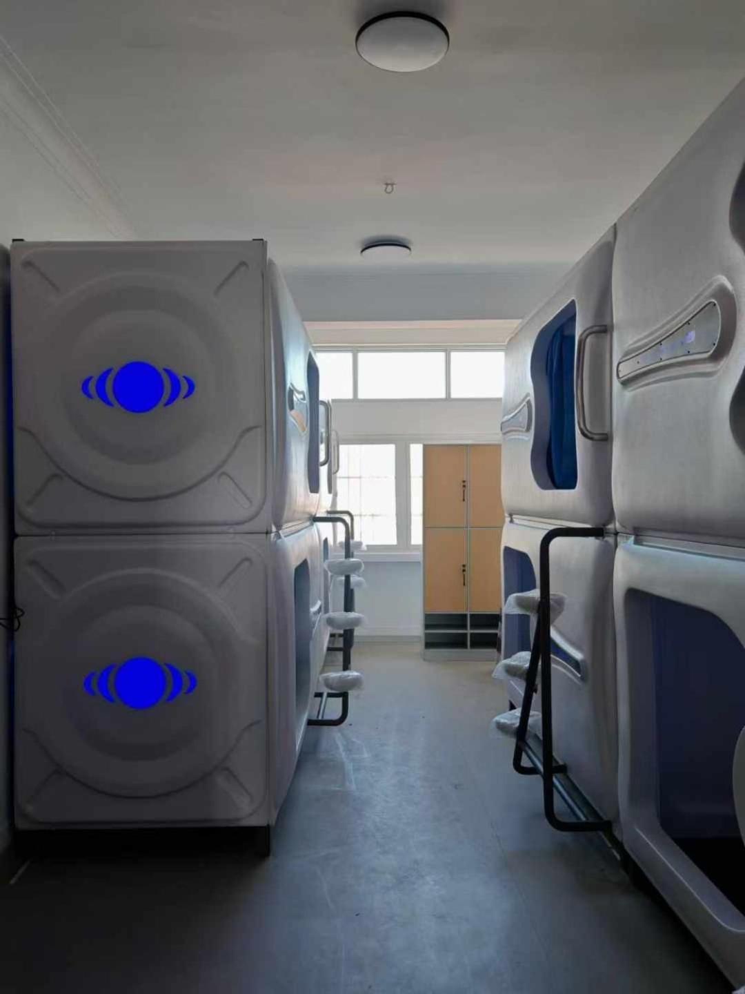 Hostel Space Capsule Madrid Bagian luar foto