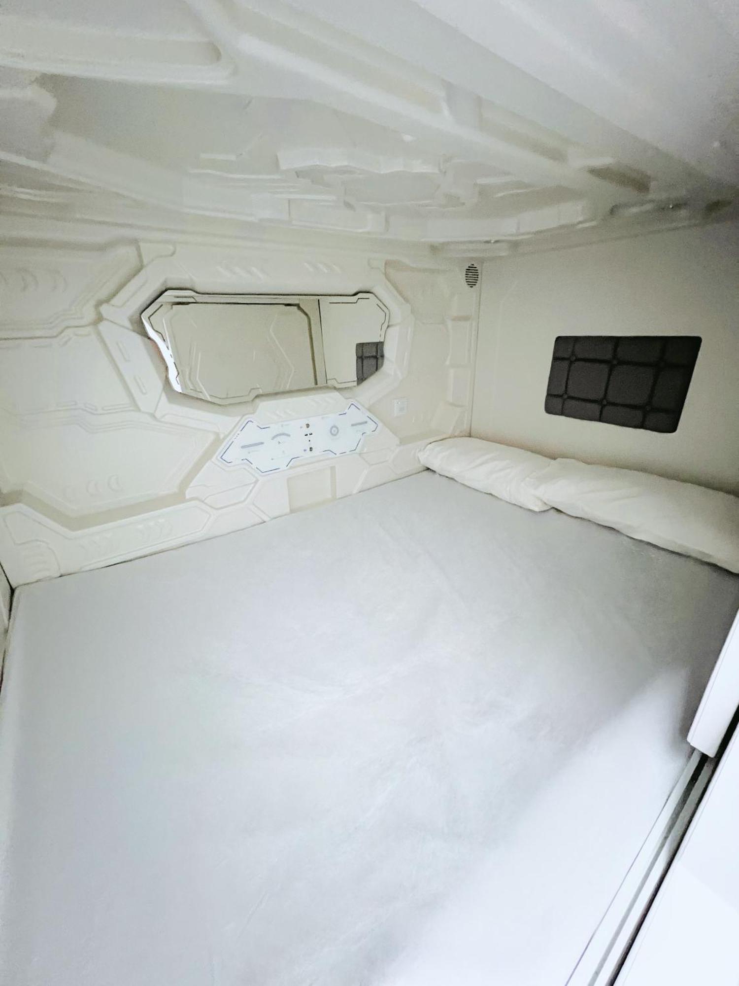 Hostel Space Capsule Madrid Bagian luar foto