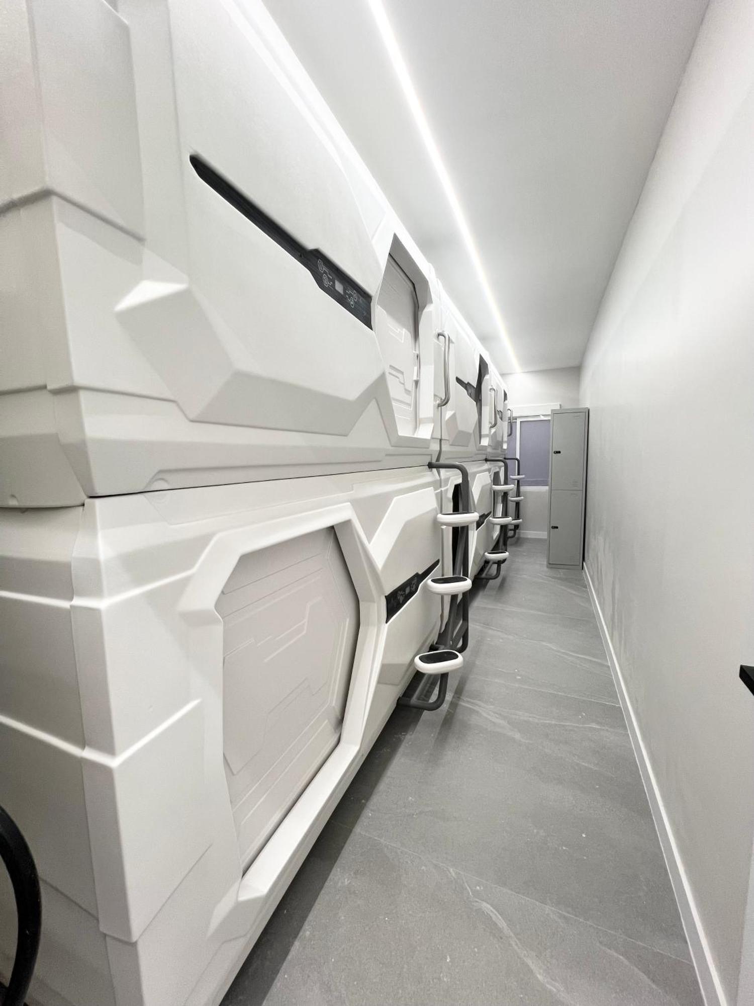 Hostel Space Capsule Madrid Bagian luar foto
