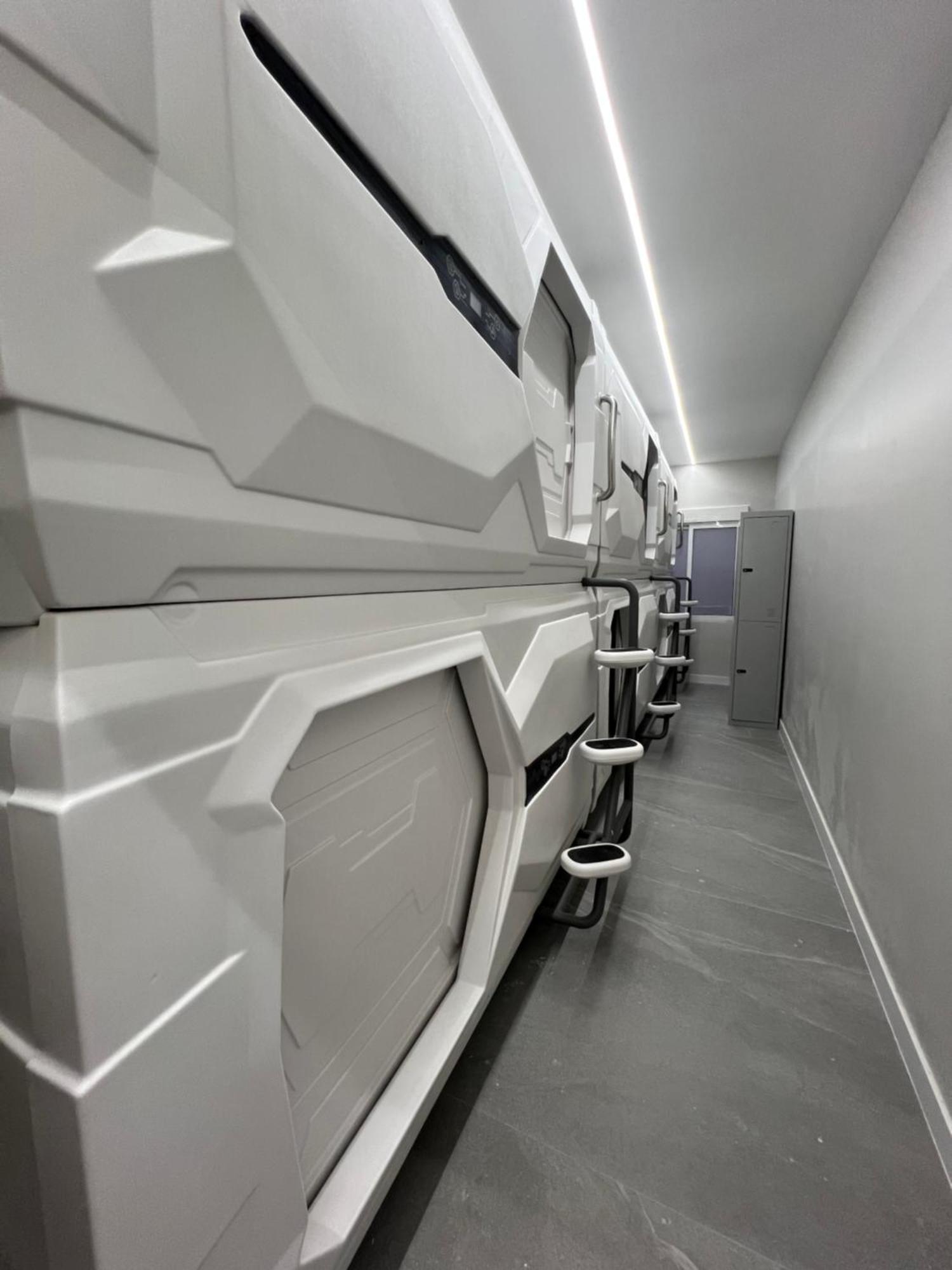 Hostel Space Capsule Madrid Bagian luar foto
