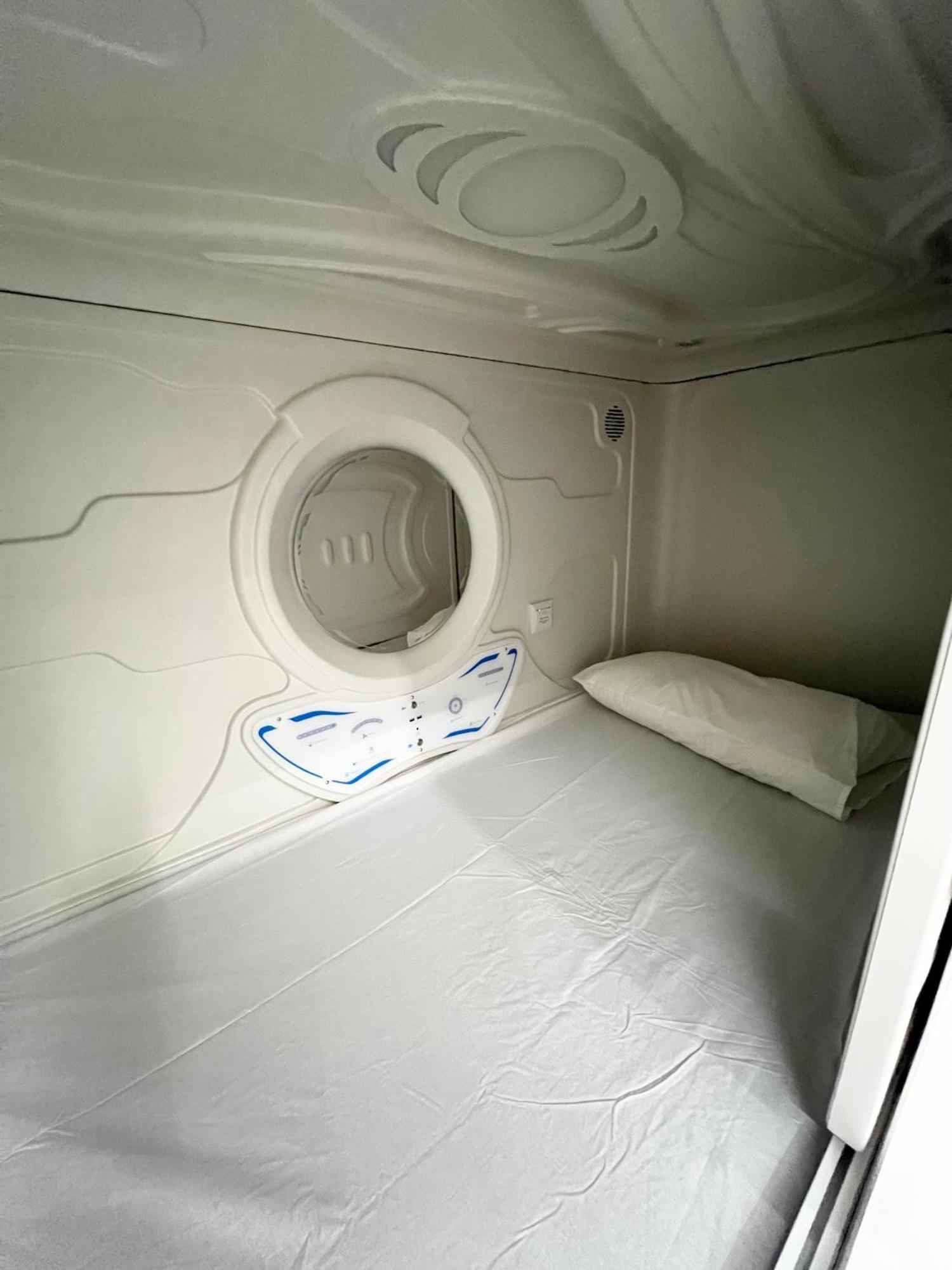 Hostel Space Capsule Madrid Bagian luar foto