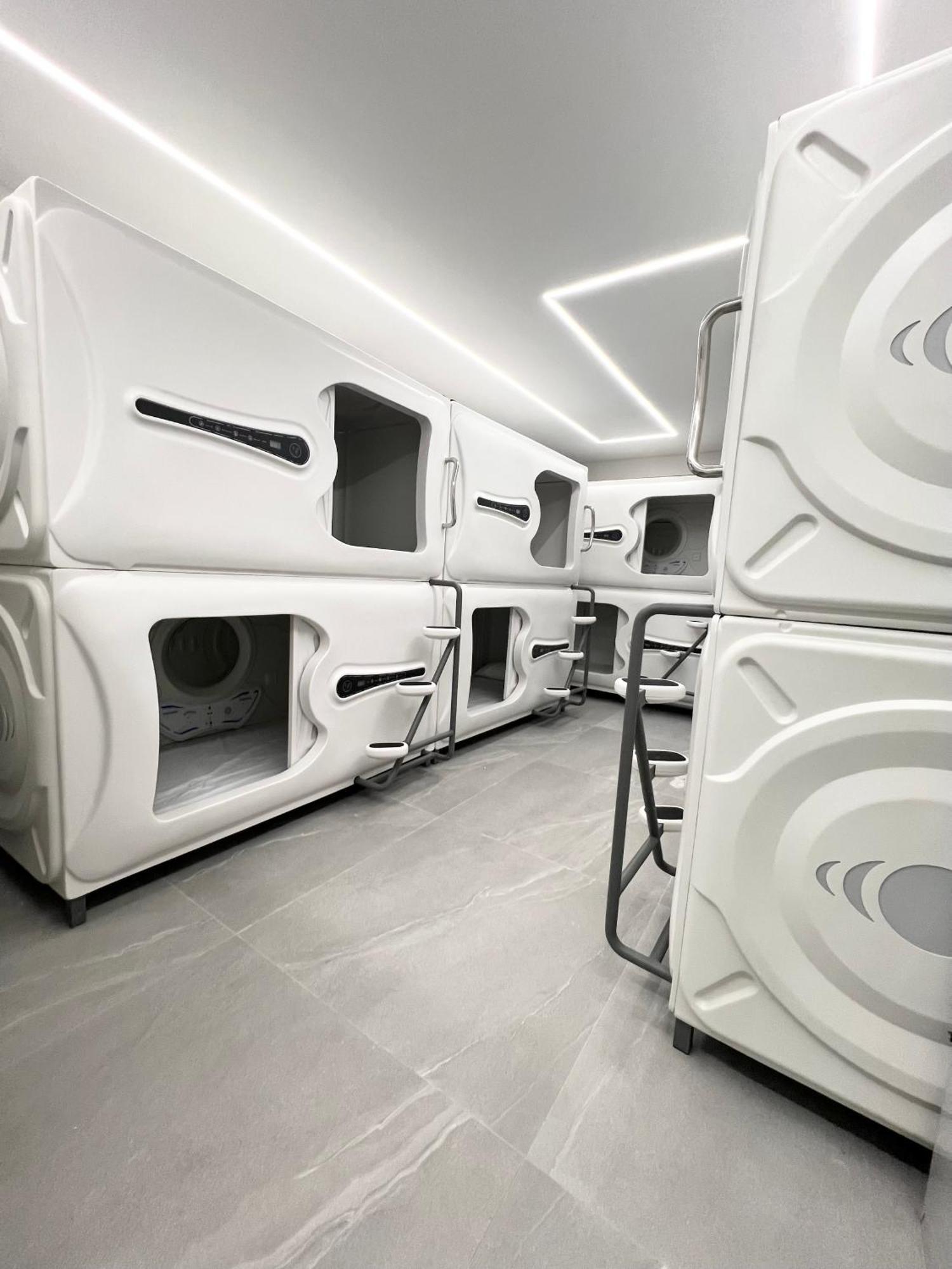 Hostel Space Capsule Madrid Bagian luar foto