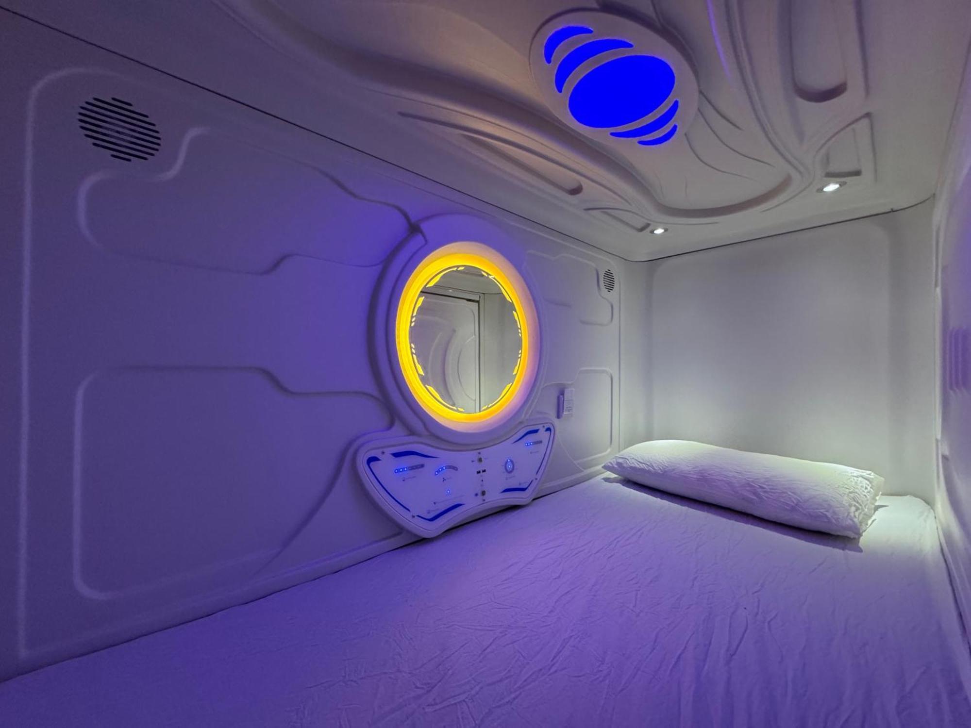Hostel Space Capsule Madrid Bagian luar foto
