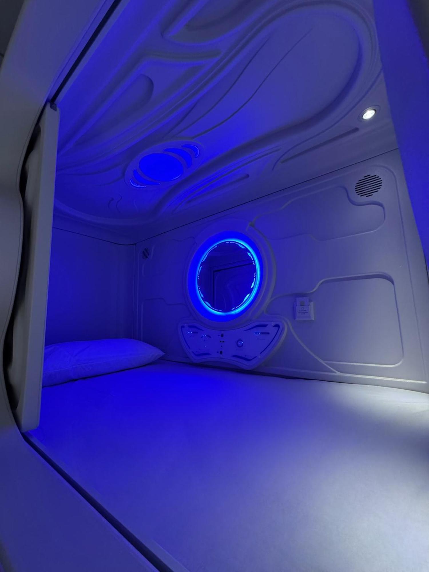 Hostel Space Capsule Madrid Bagian luar foto