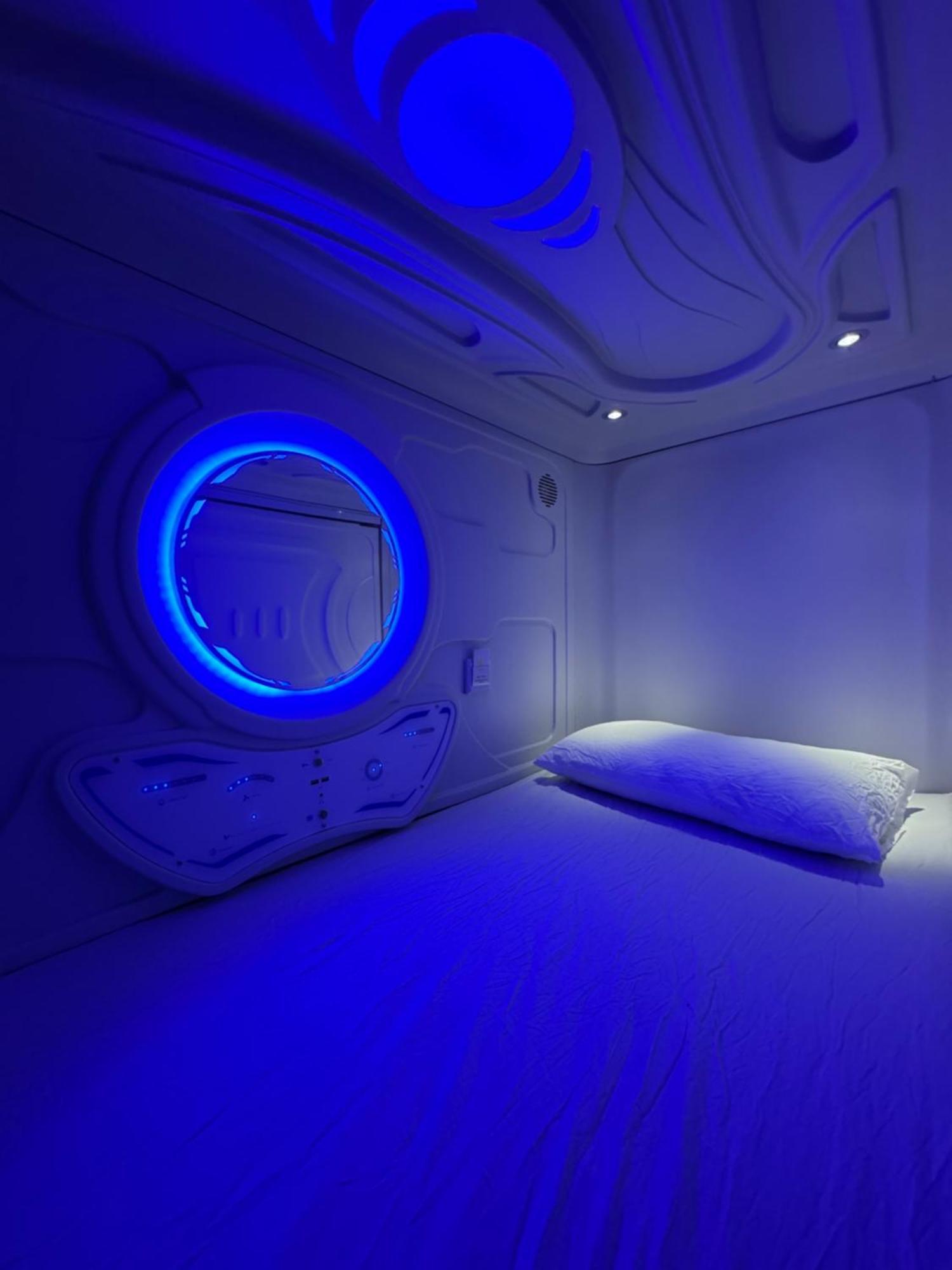 Hostel Space Capsule Madrid Bagian luar foto