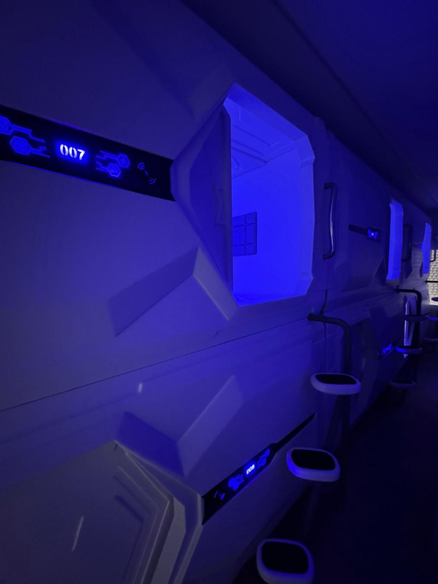 Hostel Space Capsule Madrid Bagian luar foto