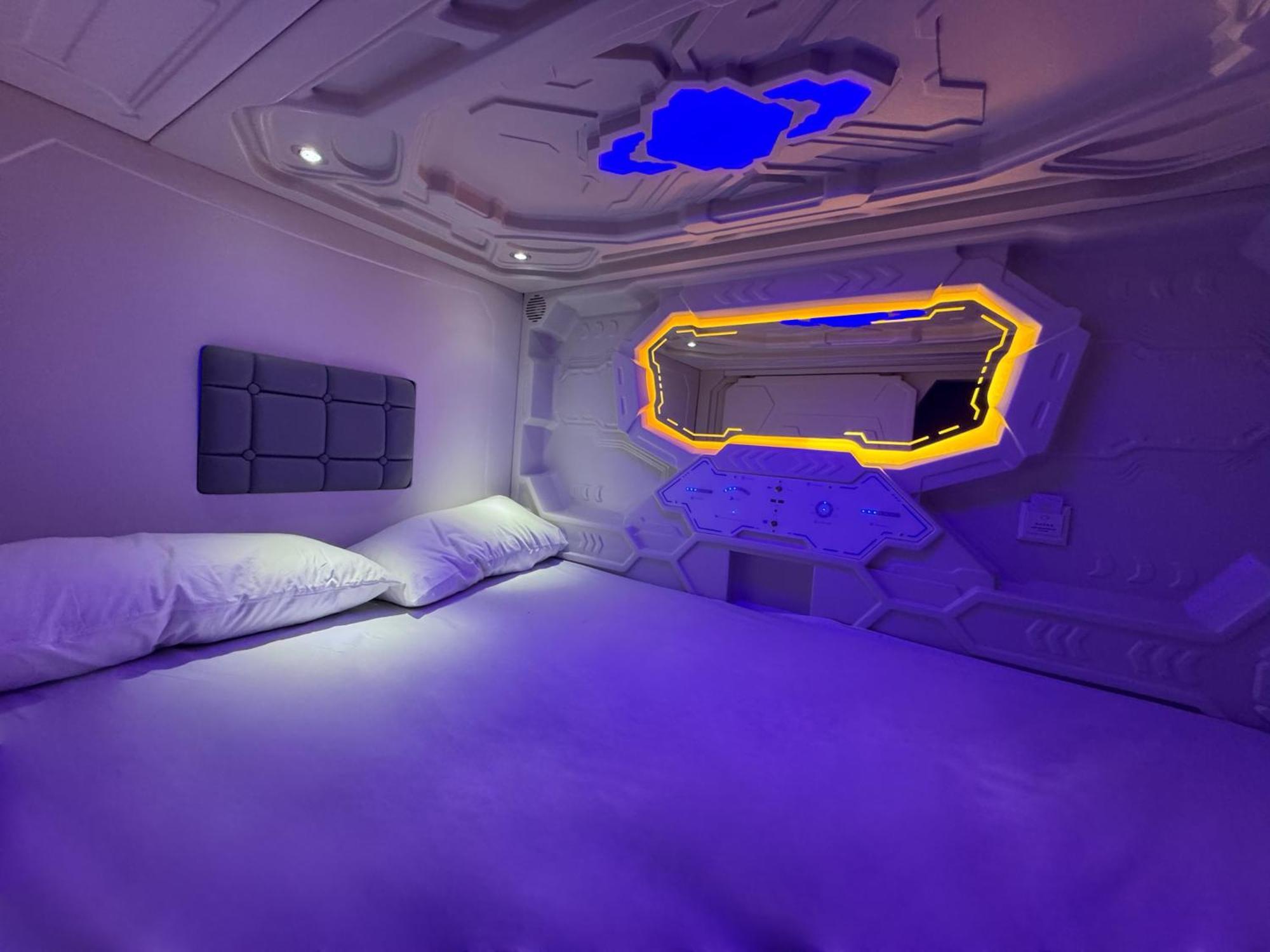 Hostel Space Capsule Madrid Bagian luar foto