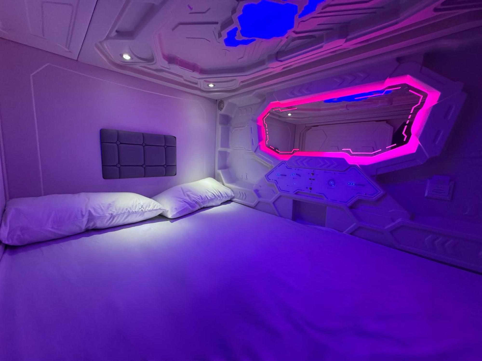 Hostel Space Capsule Madrid Bagian luar foto