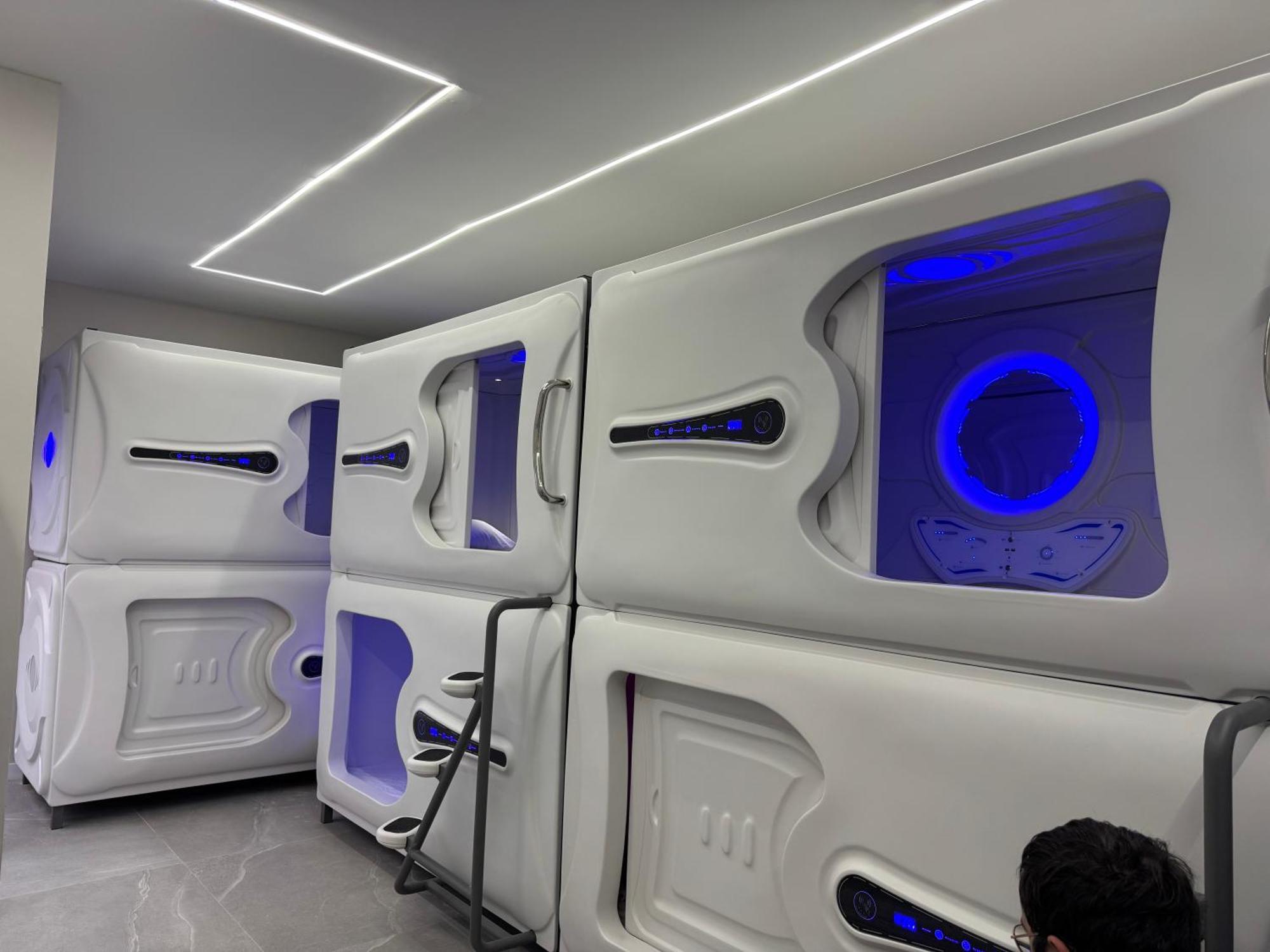 Hostel Space Capsule Madrid Bagian luar foto