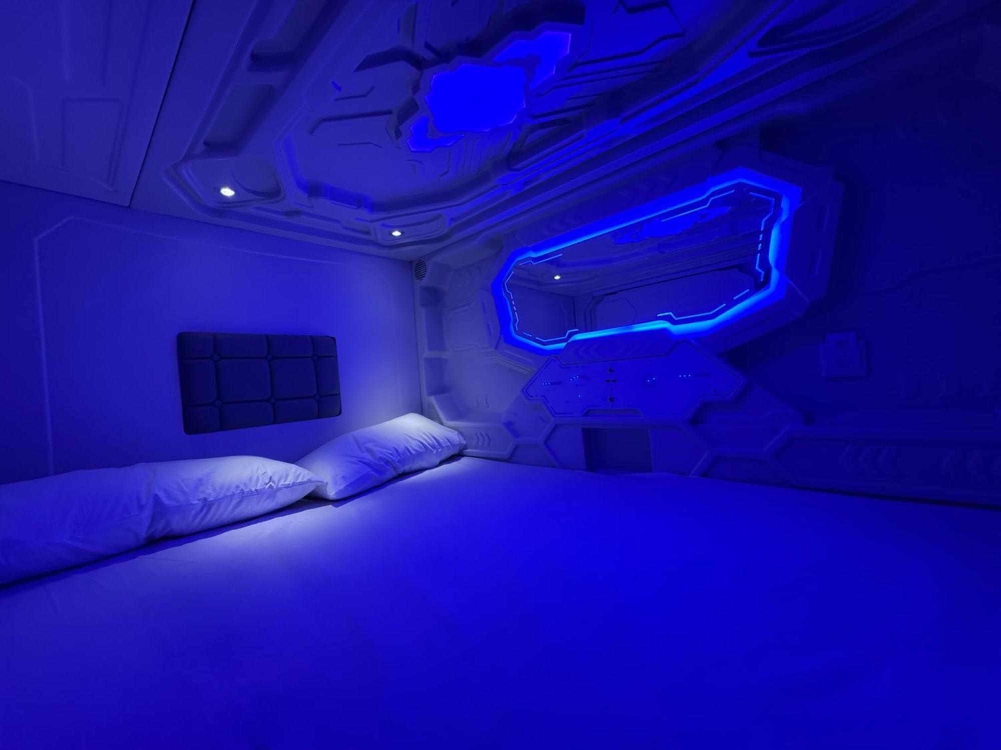 Hostel Space Capsule Madrid Bagian luar foto