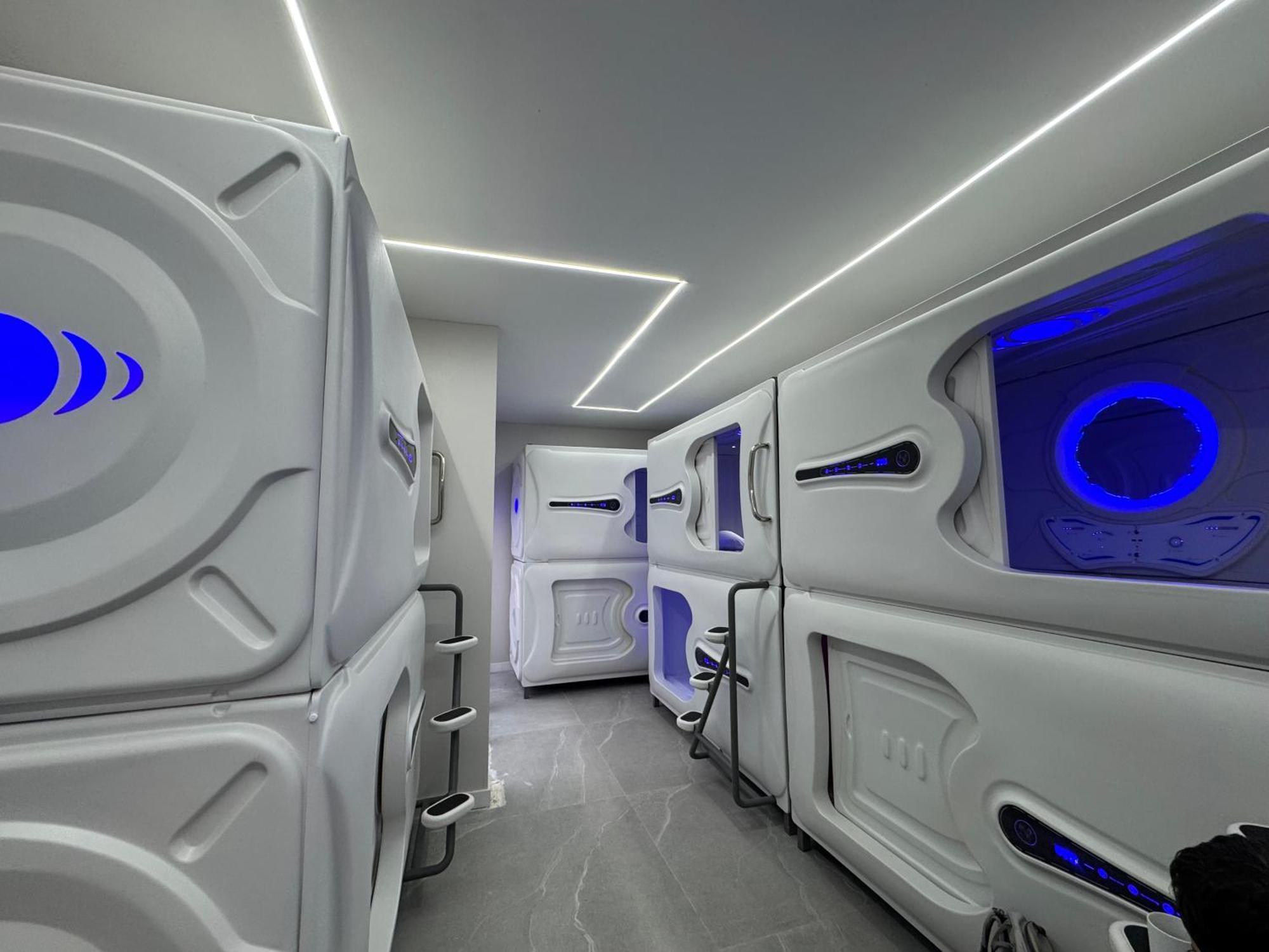 Hostel Space Capsule Madrid Bagian luar foto