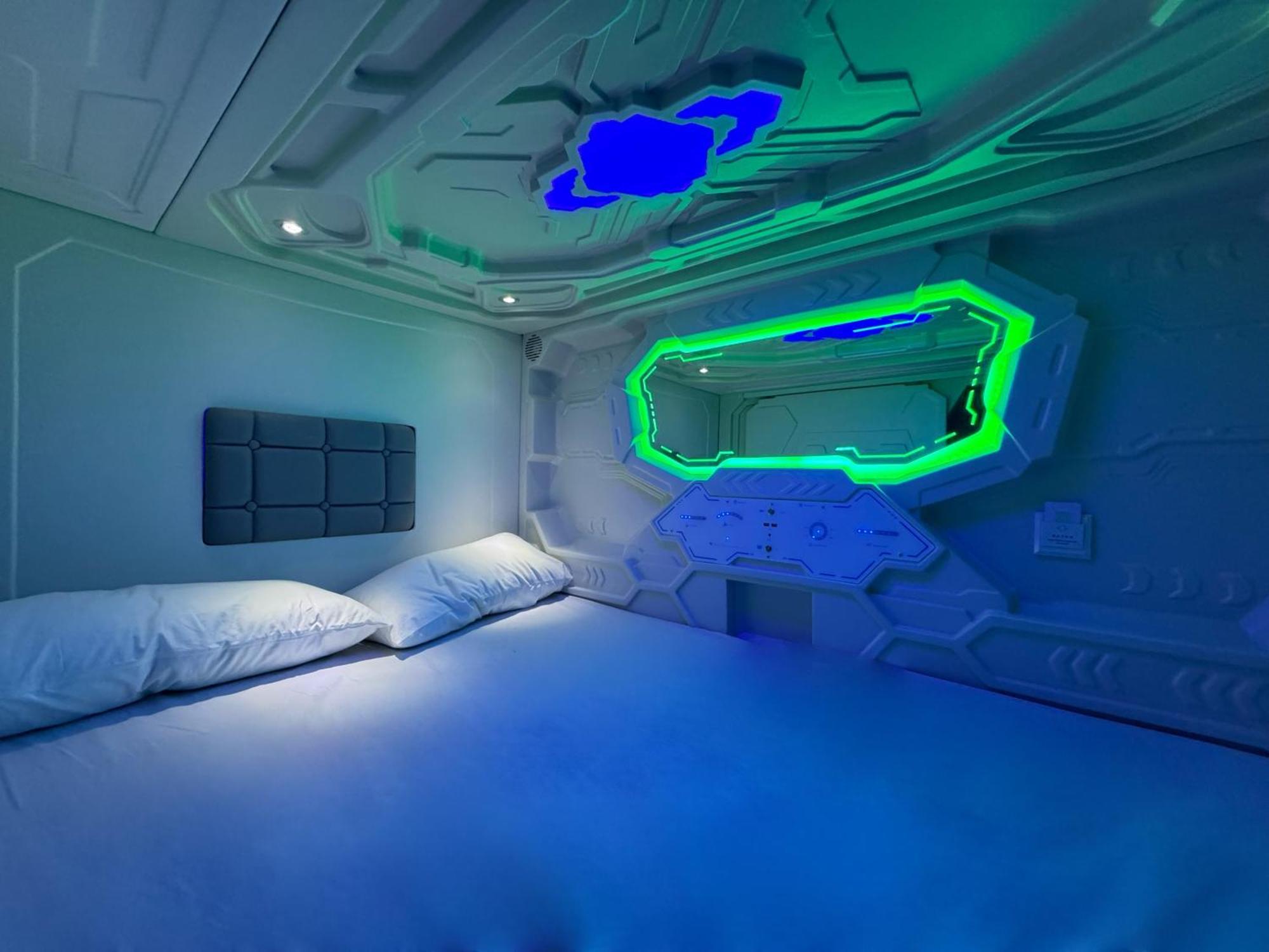 Hostel Space Capsule Madrid Bagian luar foto